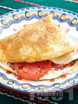 Обикновен омлет с плънка от колбас или шунка, домати и кашкавал - снимка на рецептата